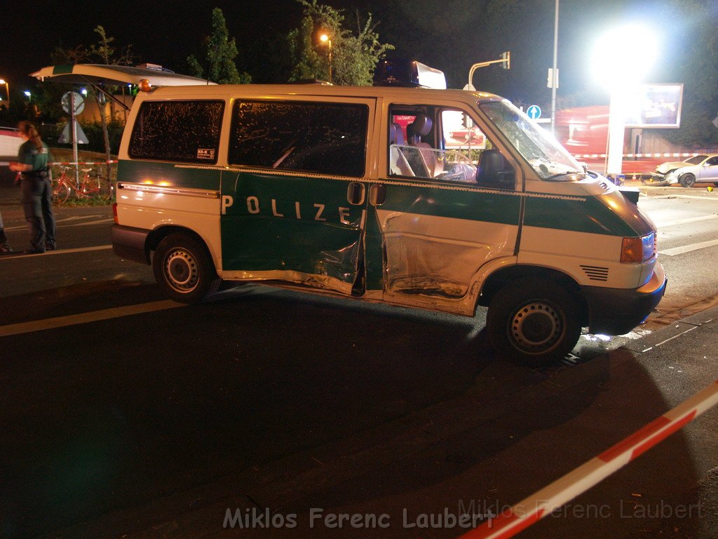 VU mit Polizeiwagen Koeln Suelz Weisshausstr P88.JPG